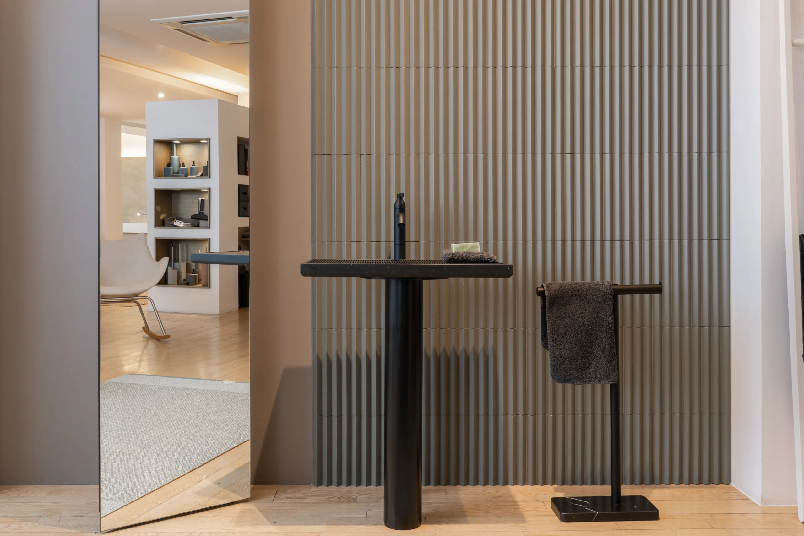 Agape – ell grid con colonna
